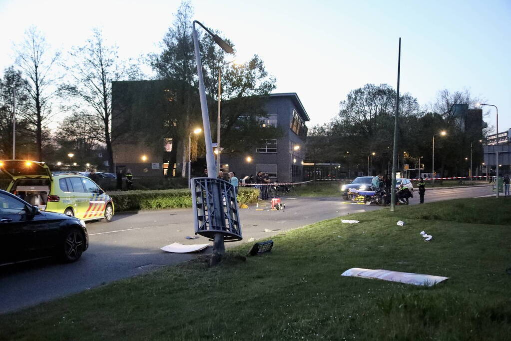 Driewielmotor op de kop na botsing met lantaarnpaal