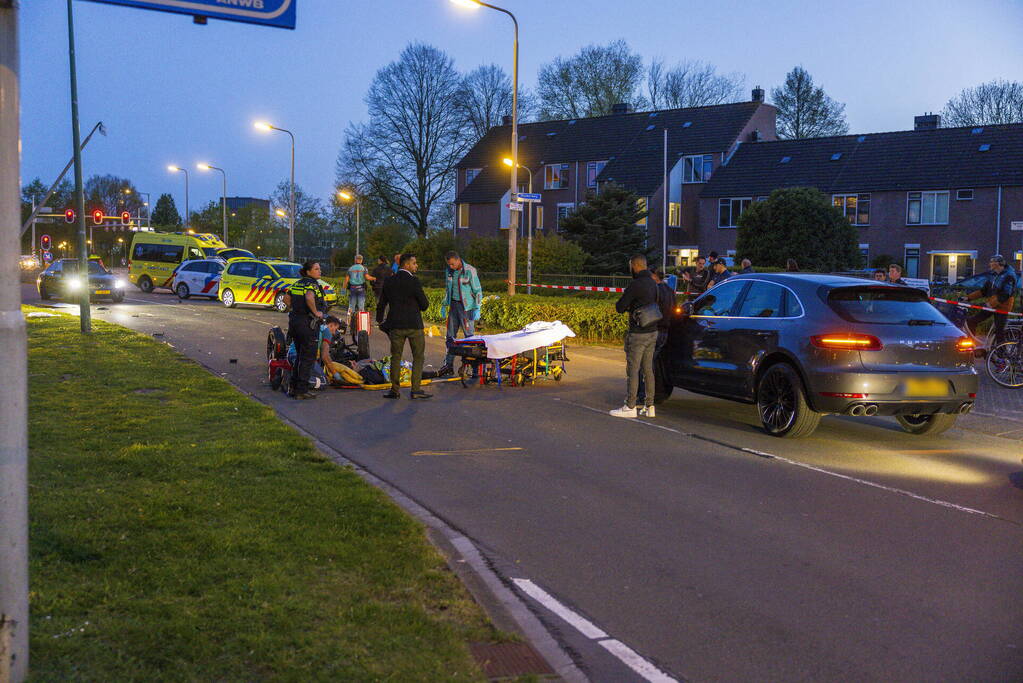 Driewielmotor op de kop na botsing met lantaarnpaal