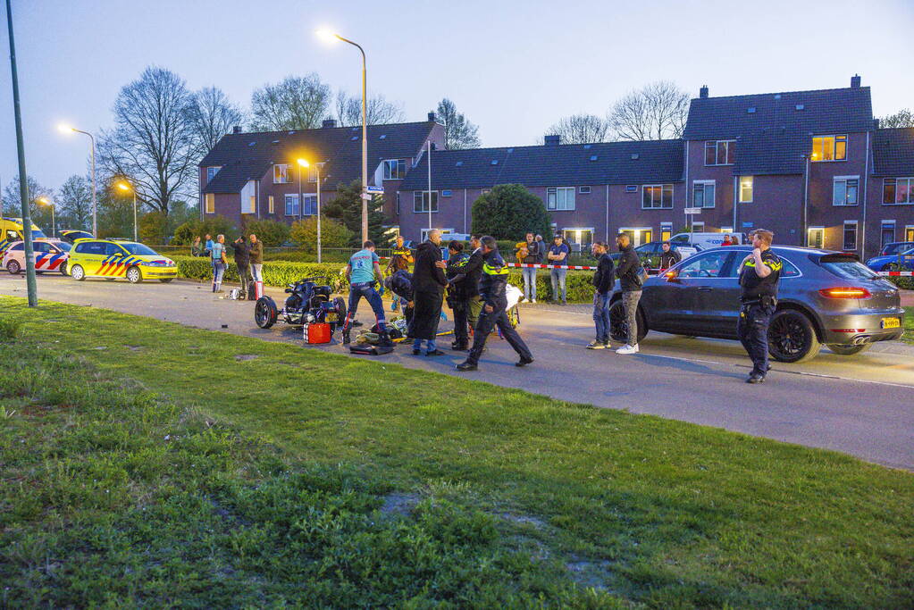 Driewielmotor op de kop na botsing met lantaarnpaal