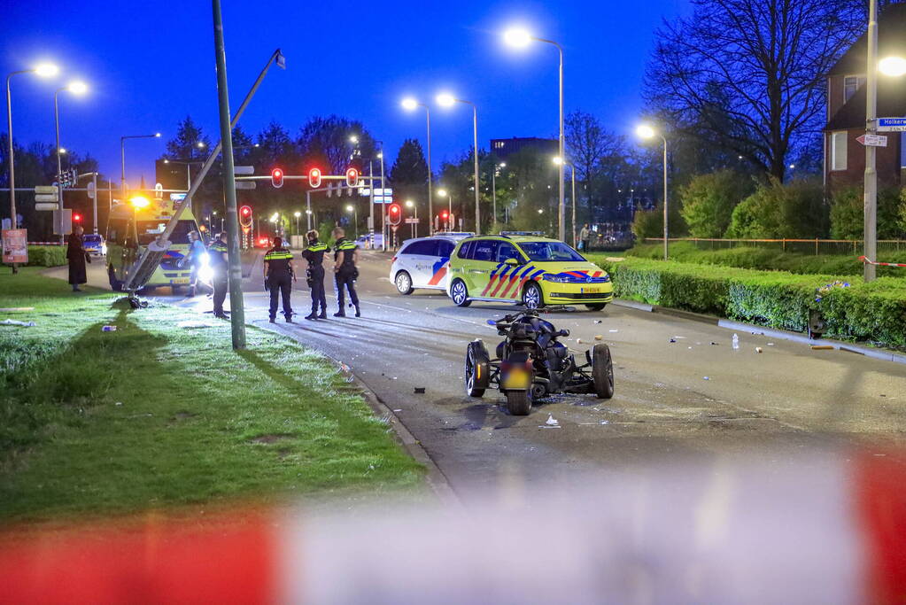 Driewielmotor op de kop na botsing met lantaarnpaal