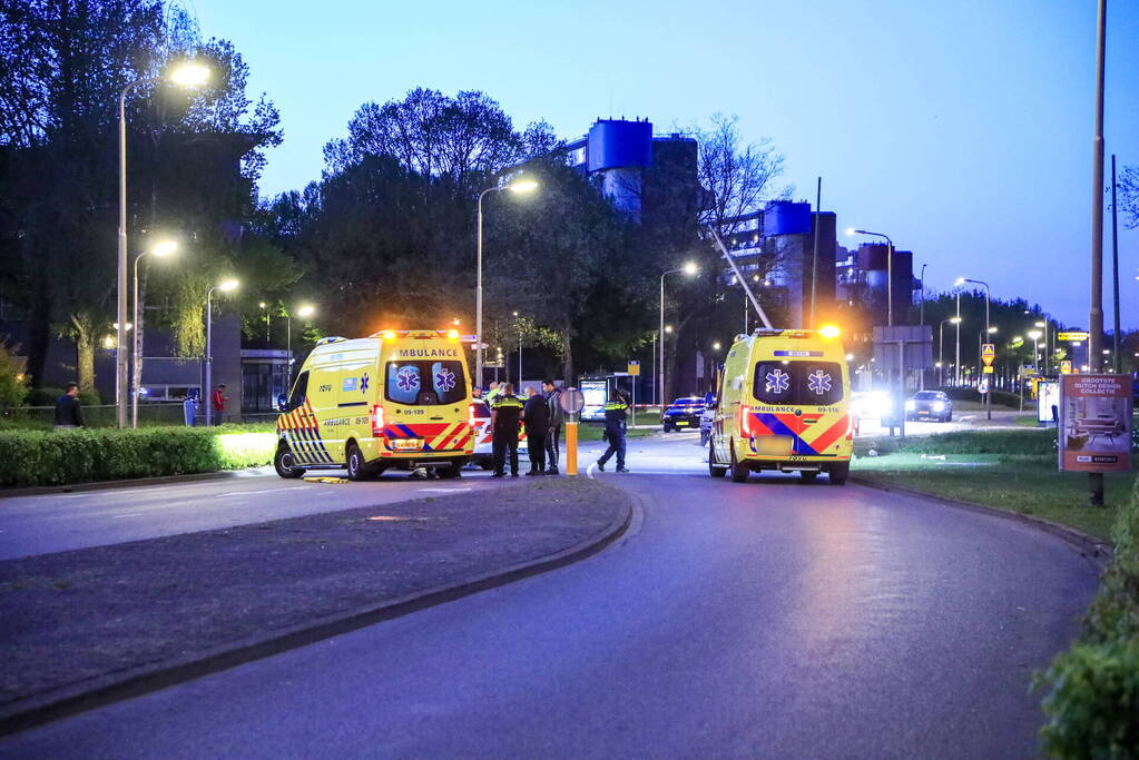 Driewielmotor op de kop na botsing met lantaarnpaal