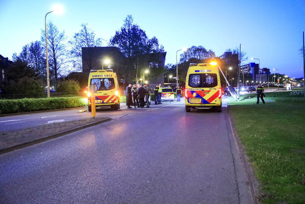 Driewielmotor op de kop na botsing met lantaarnpaal