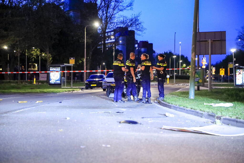 Driewielmotor op de kop na botsing met lantaarnpaal