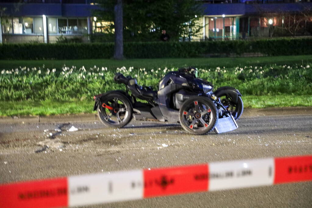 Driewielmotor op de kop na botsing met lantaarnpaal