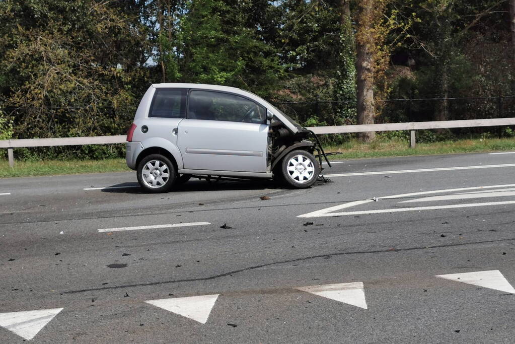 Flinke schade na botsing tussen meerdere voertuigen