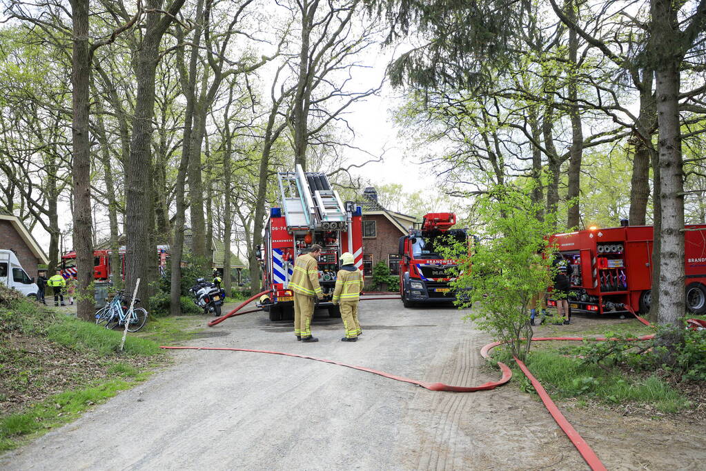 Vlammen slaan uit dak van vrijstaande woning