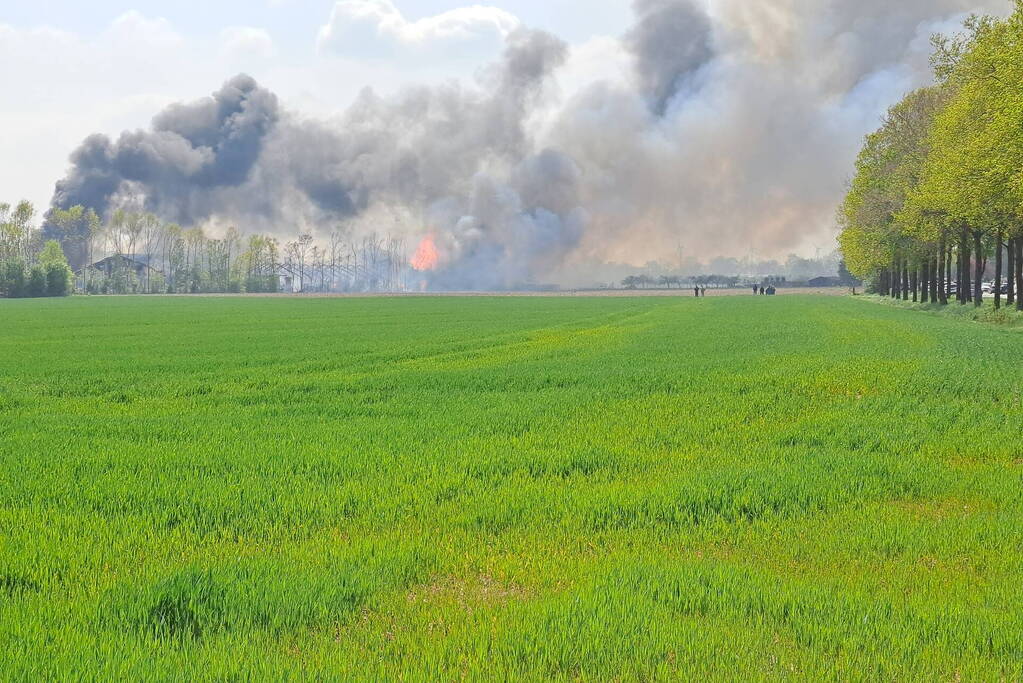 Enorme rookwolken bij brand in opslagloods