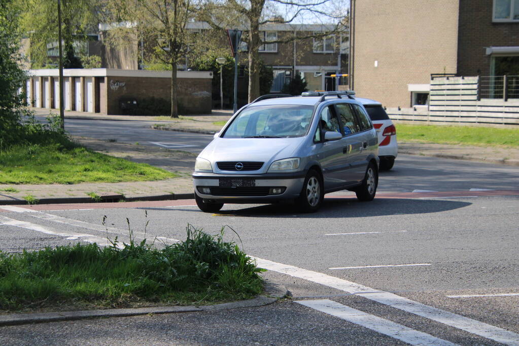 E-biker botst met auto