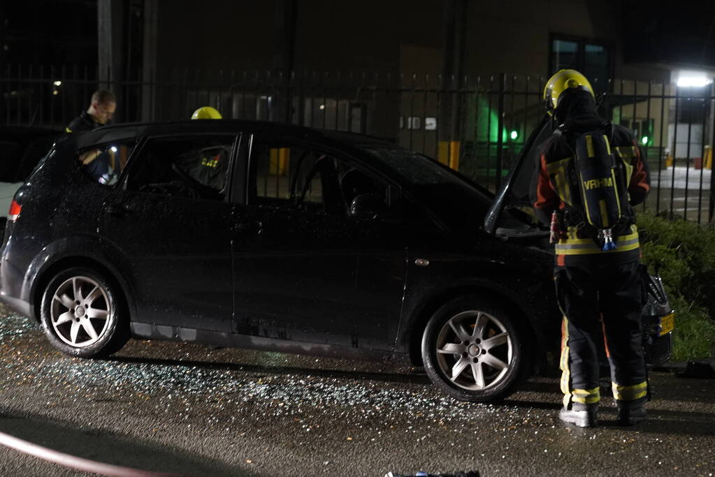 Geparkeerde auto volledig uitgebrand