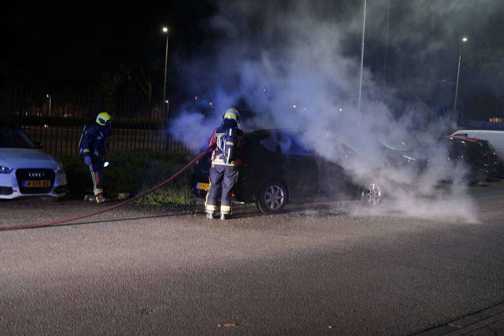 Geparkeerde auto volledig uitgebrand