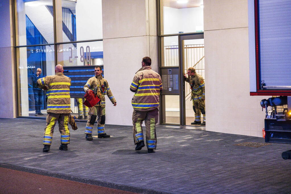 Brandweer doet onderzoek naar brandlucht in flat