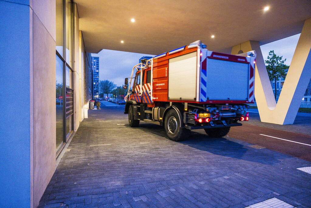 Brandweer doet onderzoek naar brandlucht in flat