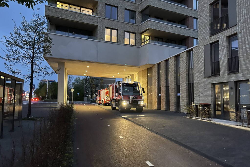 Brandweer doet onderzoek naar brandlucht in flat