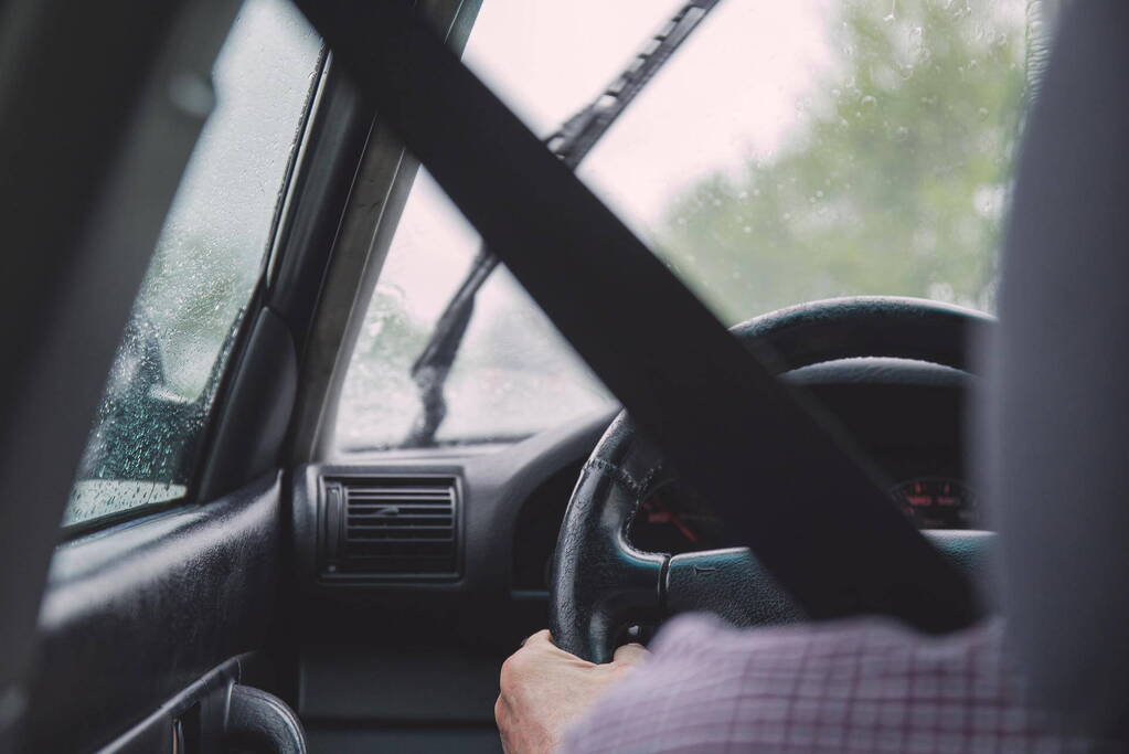 Automobilist vlucht nadat auto over de kop slaat