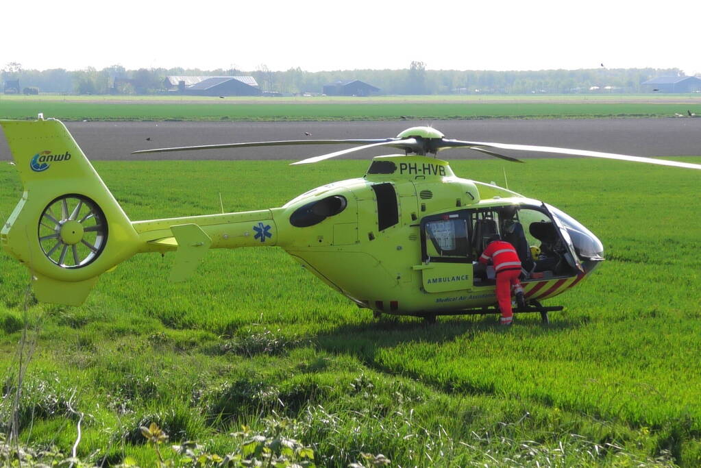 Traumahelikopter landt in weiland