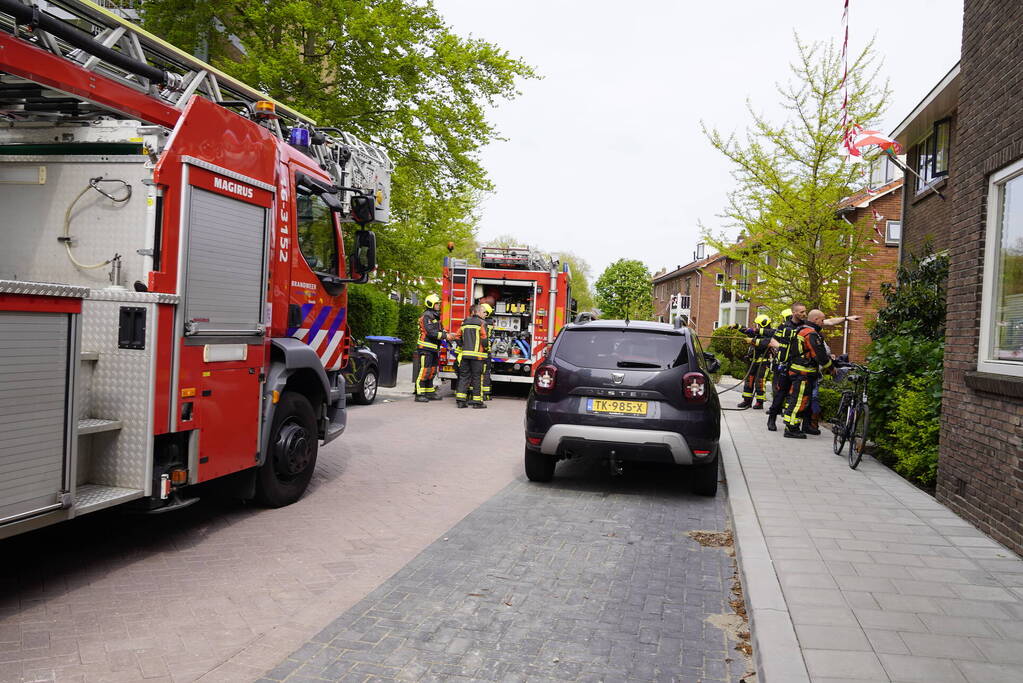 Brand in dak van woningaanbouw