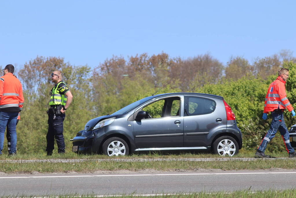 Automobilist botst achterop vrachtwagen