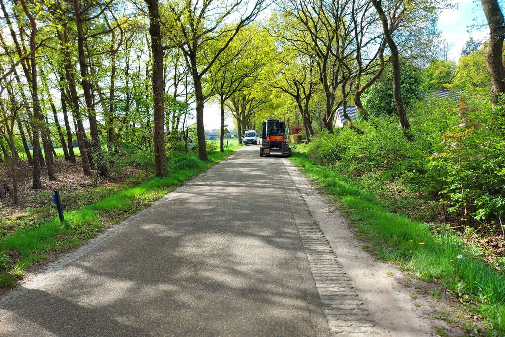 Weg deels afgesloten na leidingbreuk