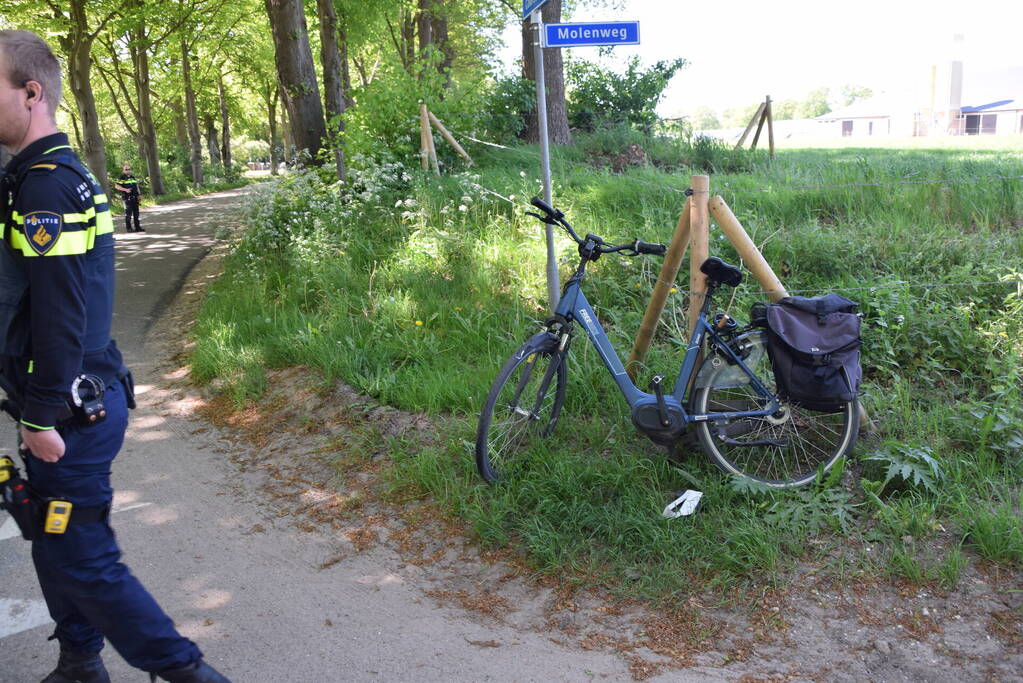 Twee personen op motor ten val op kruising