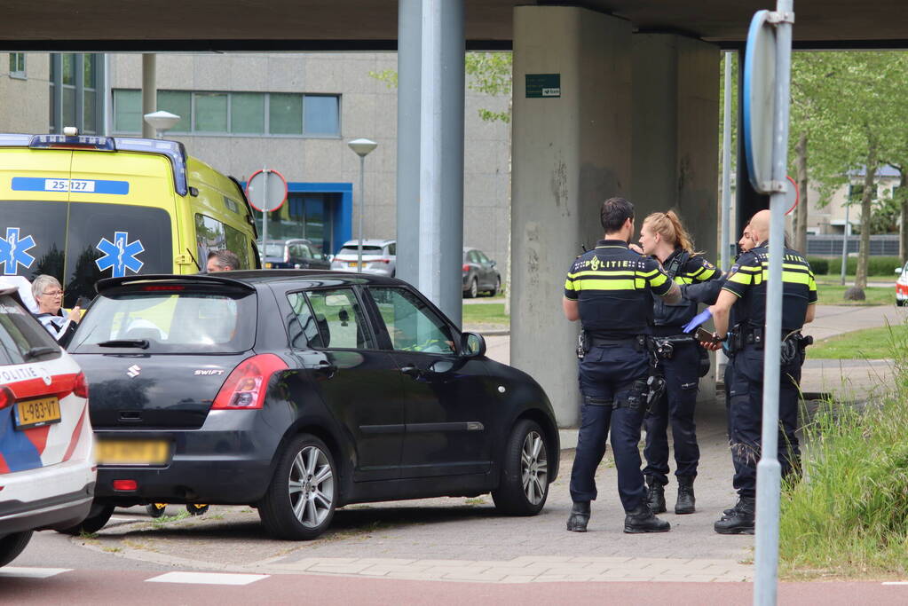 Vrouw op fiets aangereden door personenauto