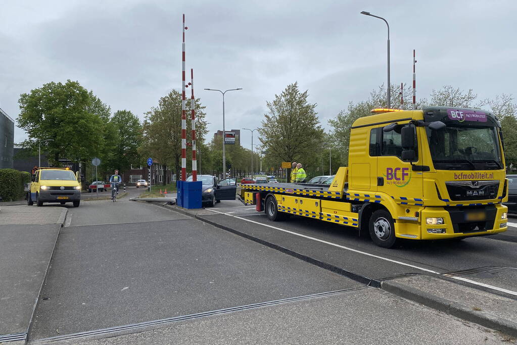 Automobilist botst op paal, motorrijder gaat onderuit