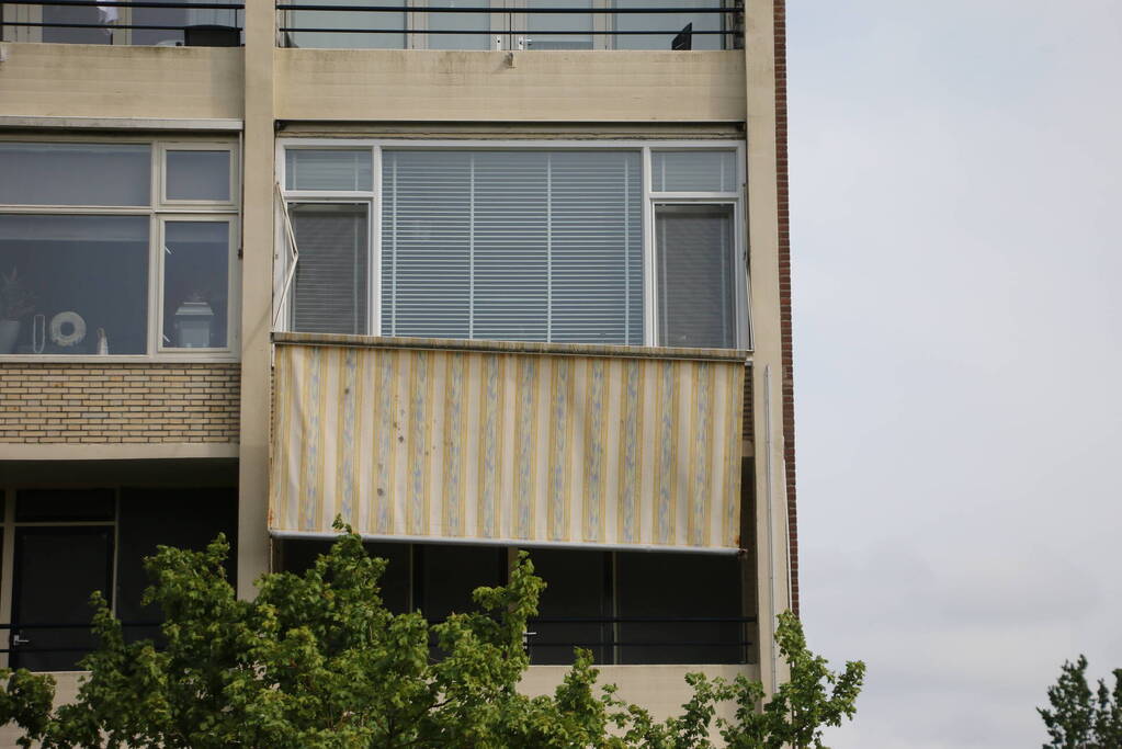 Losgewaaid zonnescherm verwijderd door brandweer