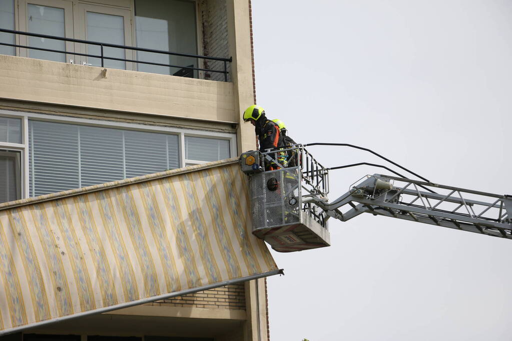 Losgewaaid zonnescherm verwijderd door brandweer