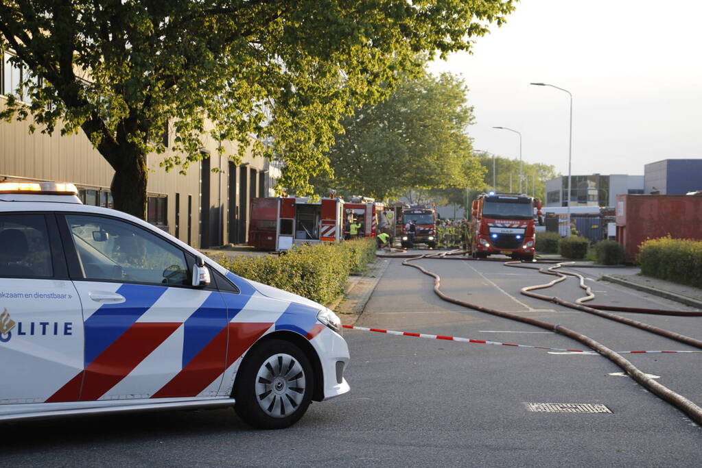 Veel rook bij grote brand in werkplaats