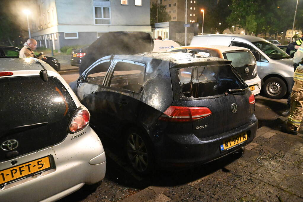 Geparkeerd staande auto verwoest vanwege brand