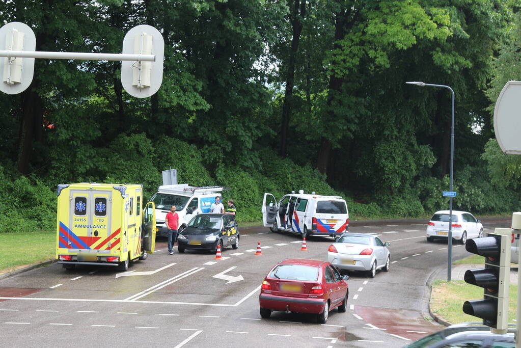 Bestelbus en personenauto botsen voor verkeerslichten