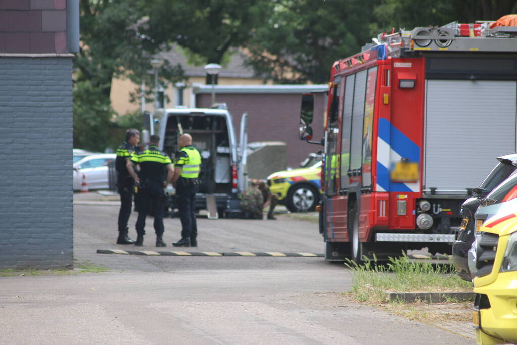 Explosieve Opruimingsdienst doet onderzoek naar voorwerp in auto