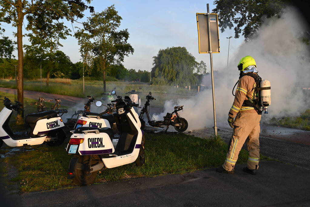 Vier deelscooters volledig uitgebrand