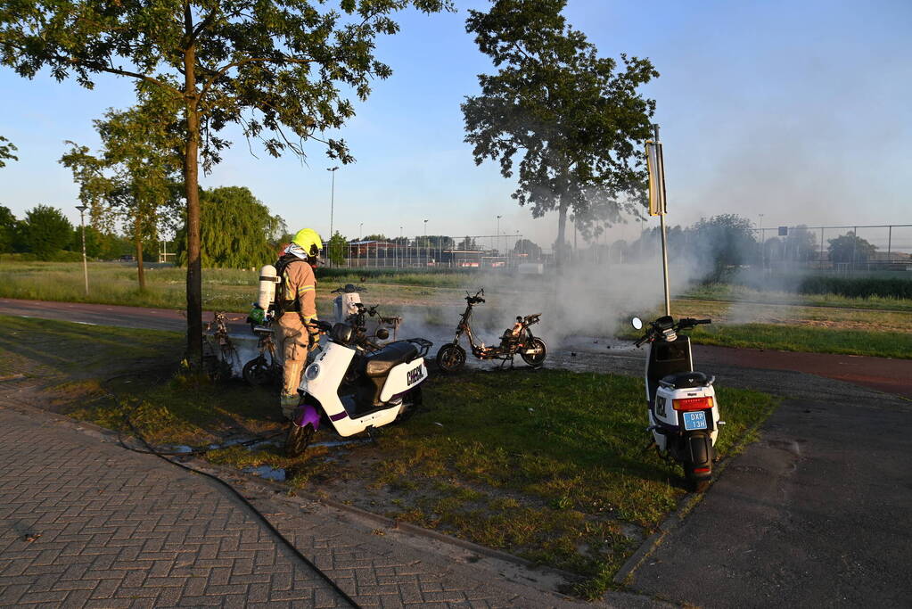 Vier deelscooters volledig uitgebrand