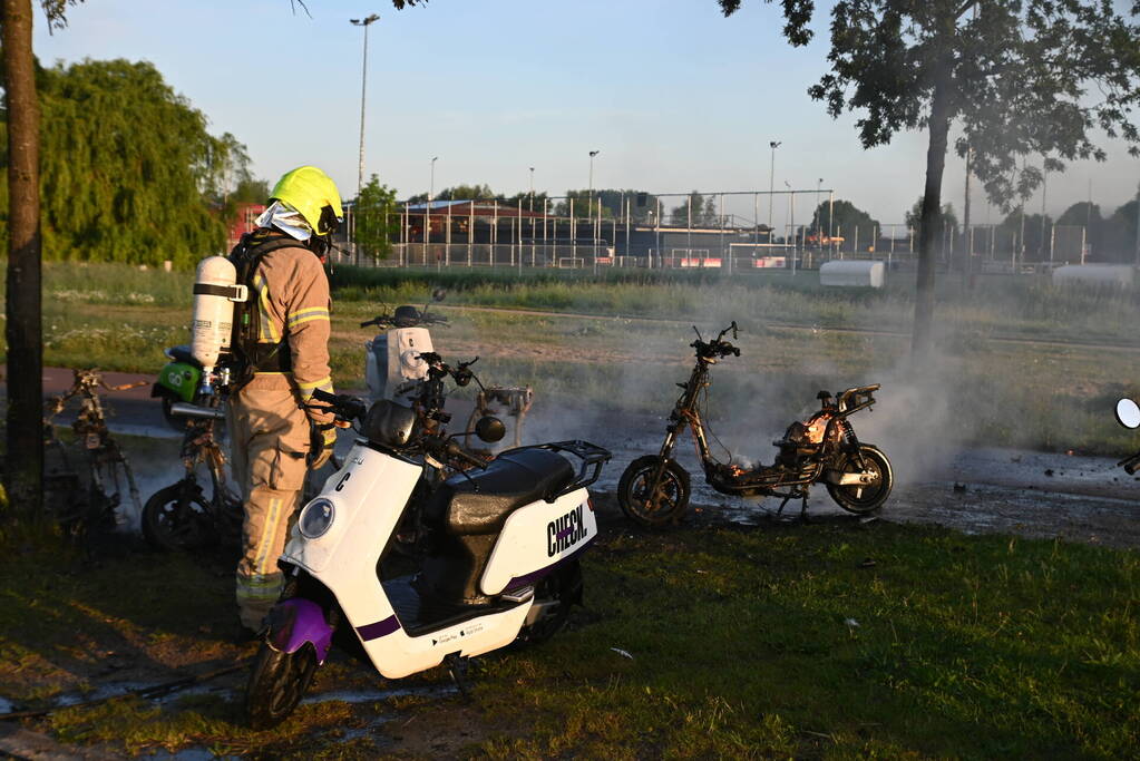 Vier deelscooters volledig uitgebrand