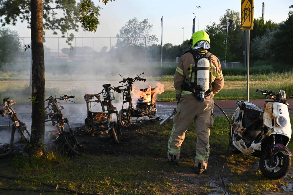 Vier deelscooters volledig uitgebrand