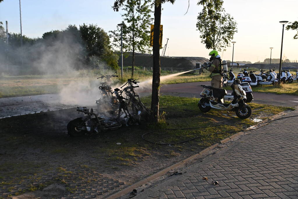 Vier deelscooters volledig uitgebrand