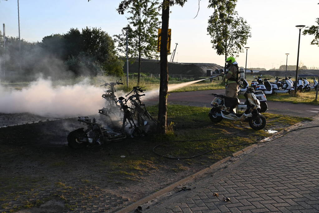 Vier deelscooters volledig uitgebrand