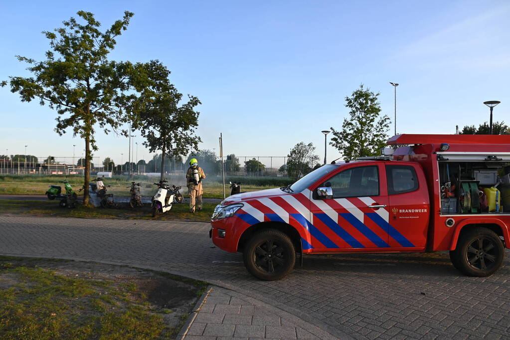 Vier deelscooters volledig uitgebrand