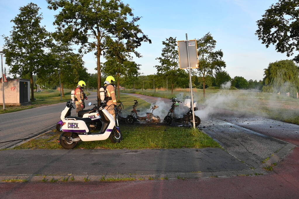 Vier deelscooters volledig uitgebrand