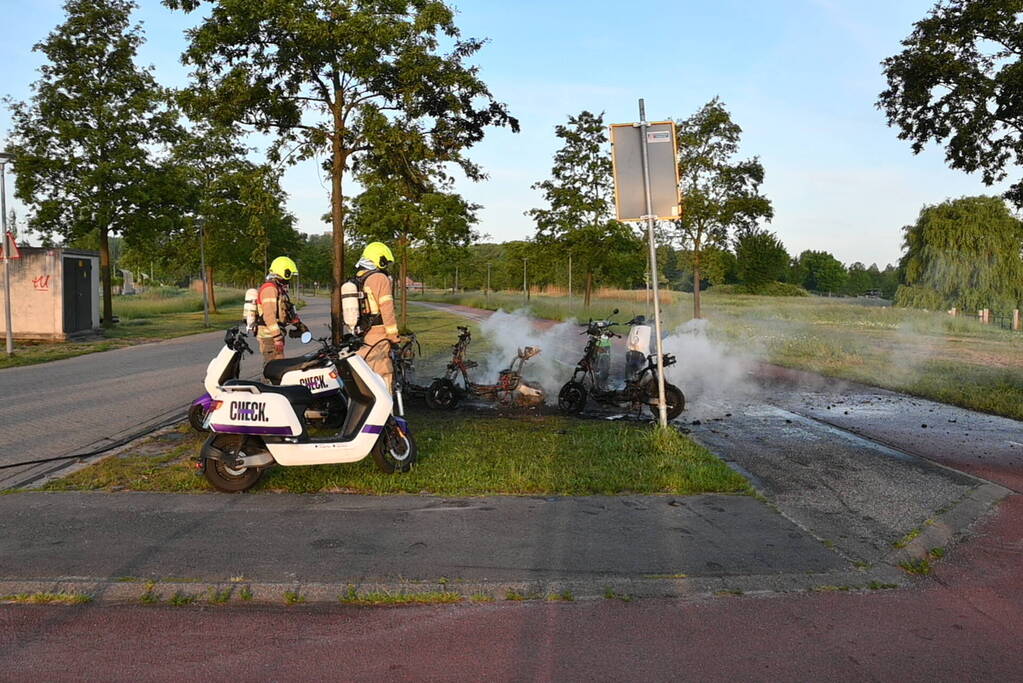 Vier deelscooters volledig uitgebrand