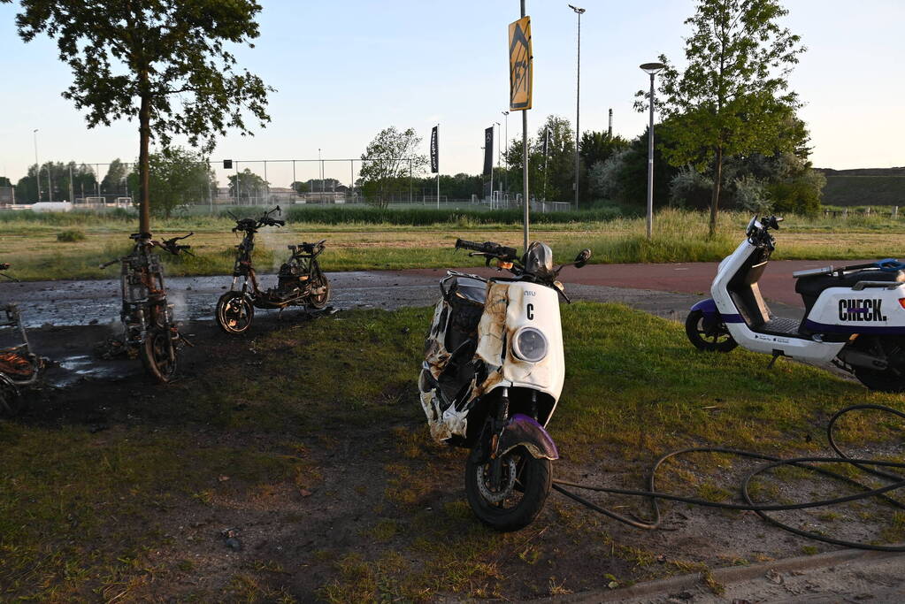 Vier deelscooters volledig uitgebrand