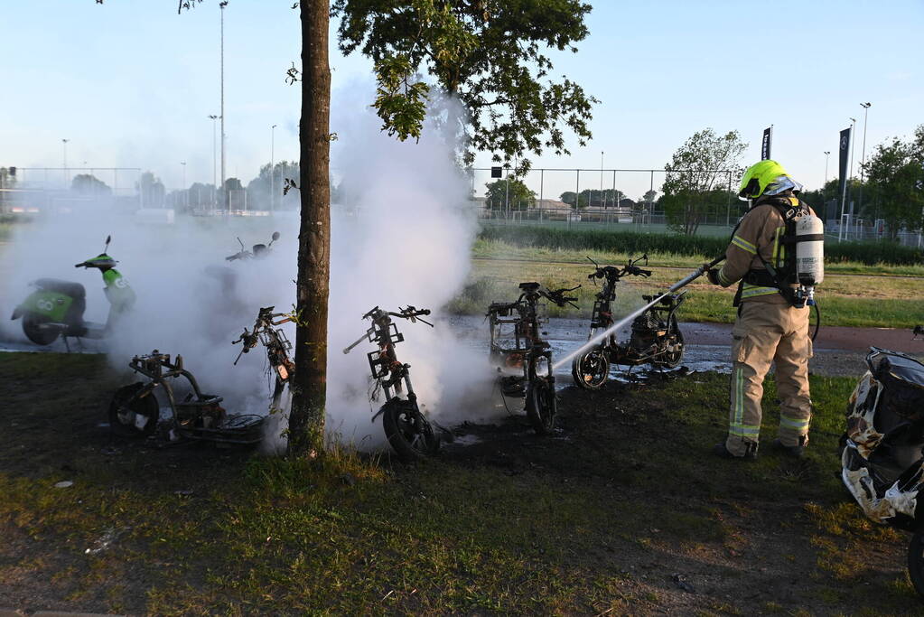 Vier deelscooters volledig uitgebrand