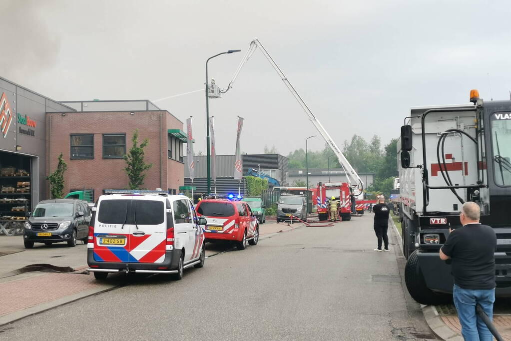 Autowrakken in brand bij recyclingbedrijf