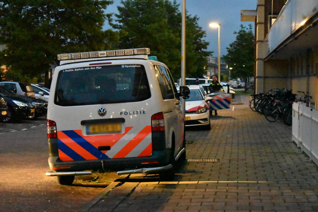 Politie beukt deur in van flatwoning