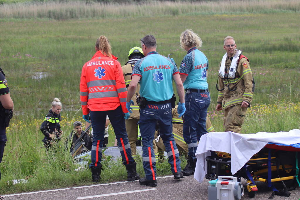 Auto met twee inzittenden belandt in het water