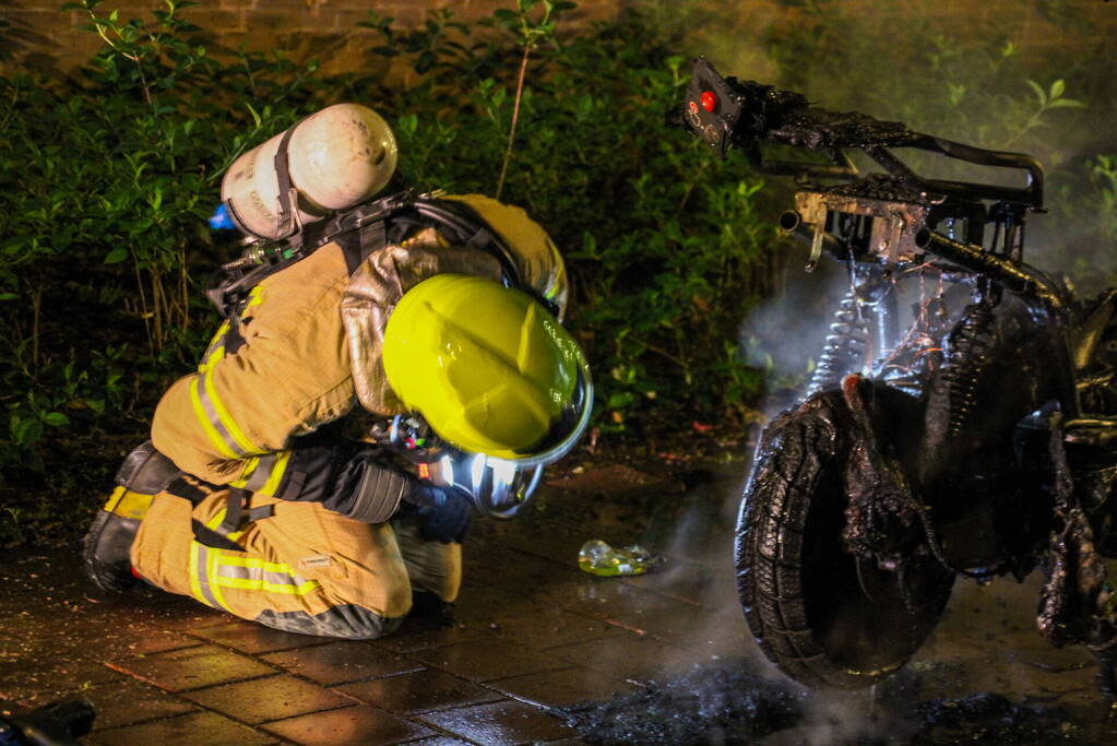 Felyx deelscooter uitgebrand op fietspad