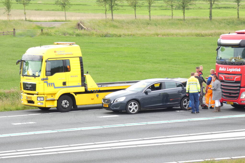 Personenauto en vrachtwagen botsen op snelweg