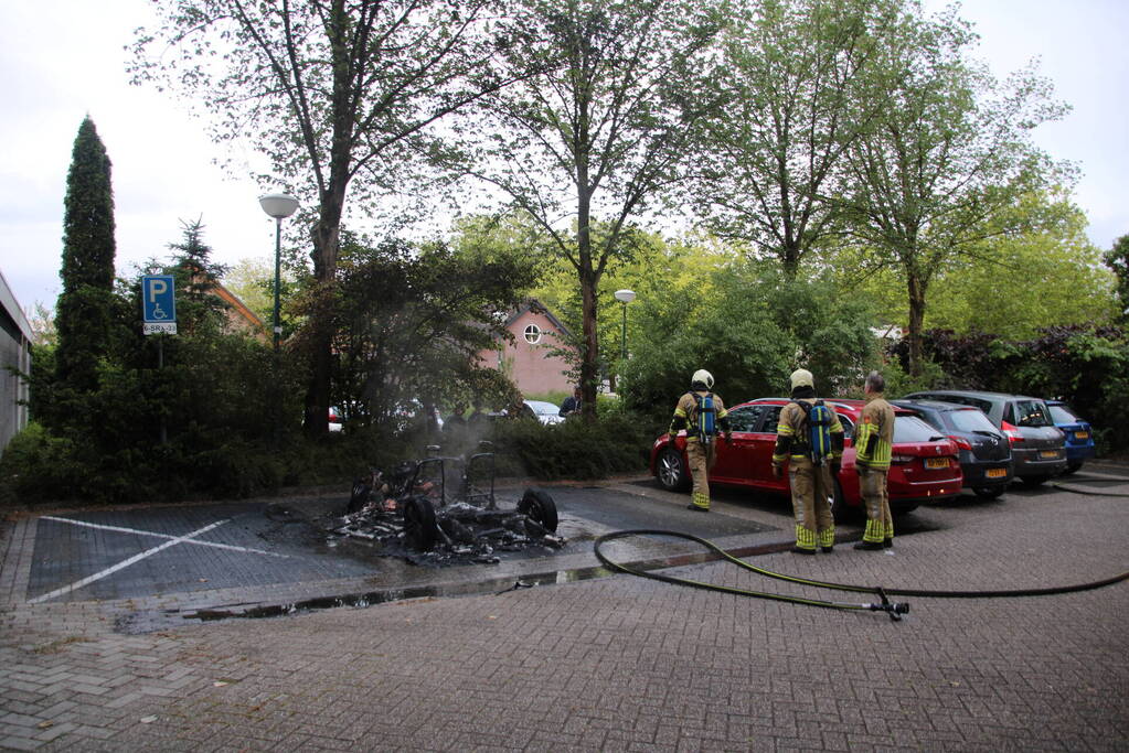 Veel rook bij voertuigbrand op parkeerplaats