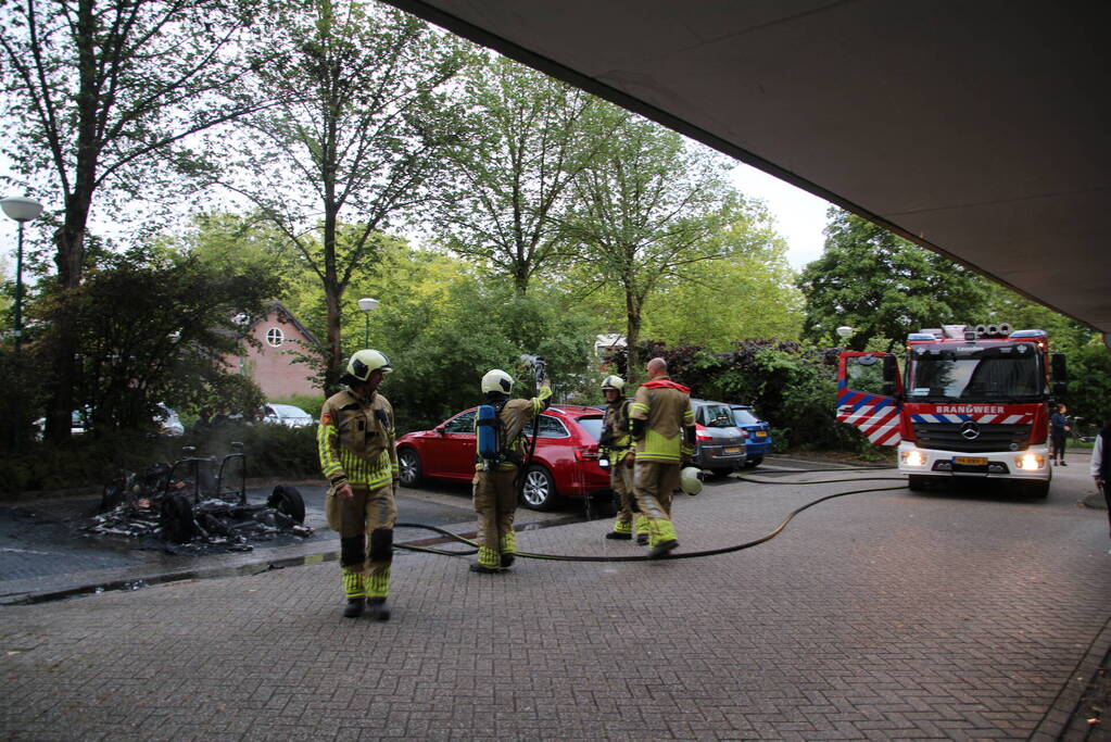 Veel rook bij voertuigbrand op parkeerplaats