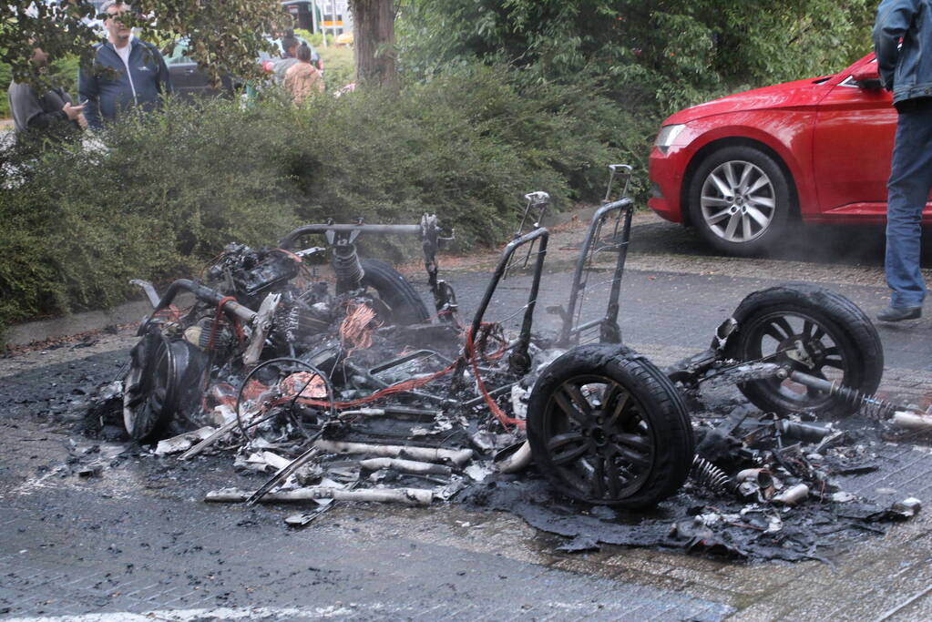 Veel rook bij voertuigbrand op parkeerplaats